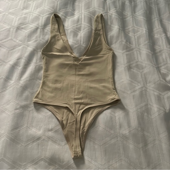 Contour v-neck Bodysuit | Babaton - Picture 4 of 5